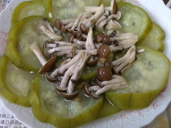 先擺絲瓜，再放薑蒜、油，最後擺上鴻喜菇，放電鍋蒸煮，外鍋1杯水，跳起燜15分鐘