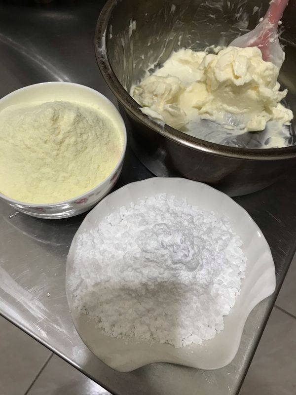 無鹽奶油室溫軟
備好奶粉跟糖粉