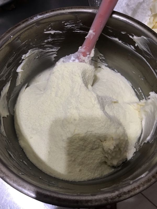 加入奶粉拌至膏狀（看不到奶粉為止）
