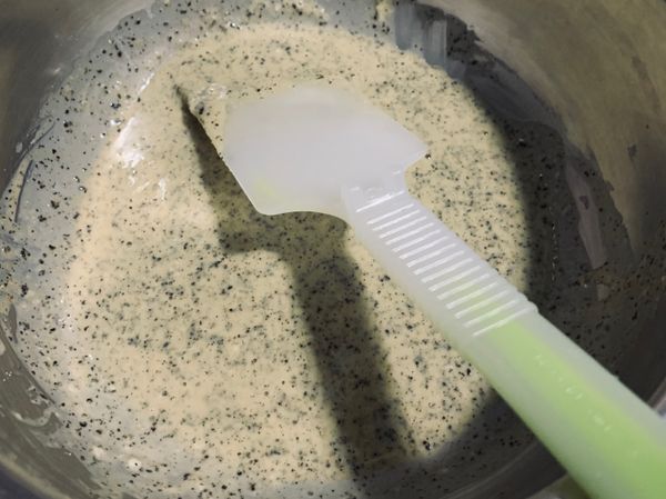 麵粉過篩，蛋黃麵粉糊所有食材攪拌均勻