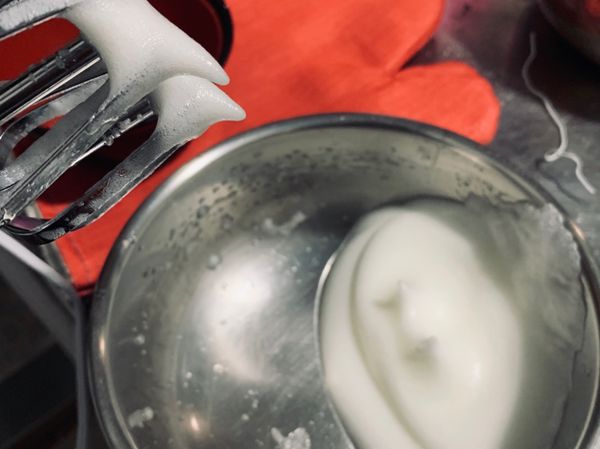 蛋白打發至硬性發泡（砂糖可分三次加入），打到立起不會垂下