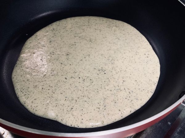 平底鍋抹油，冷鍋倒入攪拌均勻的麵糊；
蓋上鍋蓋、均勻小火煎6-８分鐘。
（打開鍋蓋看麵粉糊是否已熟時、鍋蓋上的蒸氣盡量不要滴入鍋中）