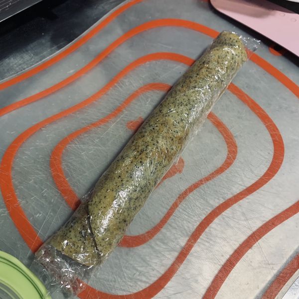 起鍋趁熱用保鮮膜捲起包緊，靜置３分鐘。