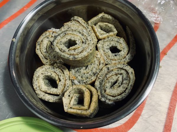 切段就完成了💪💪💪
我煎得比較久、約8分鐘，表皮有一點脆脆的，
如果想要濕潤一點的口感可以大概抓6分鐘就好😋