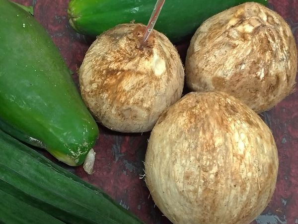 新鮮椰子把椰子汁倒出來，倒出來的椰子汁可以拿來直接喝掉。留下半碗椰子汁即可。