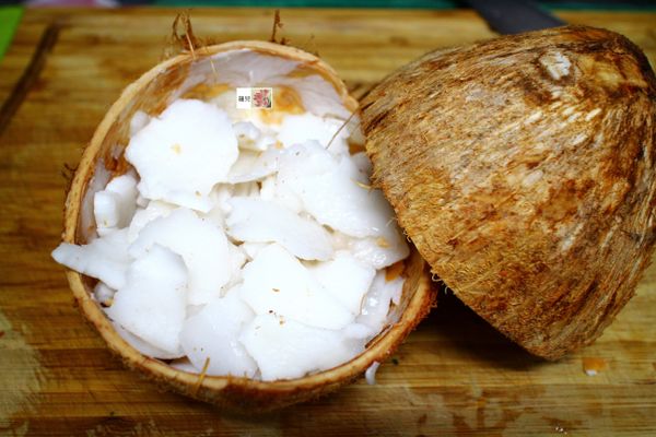 果殼橫中心刀子把椰殼橫剁1-2刀，它會裂開，用手就很好拔開。鐵湯匙把果肉挖出。量多或是無法馬上拿來料理，可以分小包裝，冰入冷凍庫。等到有空想料理再取出。若有褐色薄模黏的很緊，不是很好處理掉，冰冷凍庫退冰後就很好分離剝落薄膜。