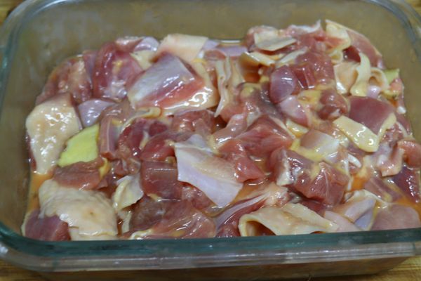 雞腿肉切小塊狀，加蛋液、少鹽、薑片、米酒、香油，抓均勻，冷藏醃漬1-2小時。