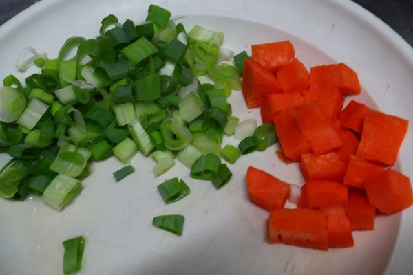 紅蘿蔔切丁，青蔥切成蔥花。
