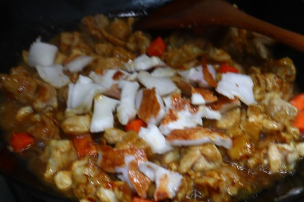 加入蠔油、少鹽、椰子肉、適量水或是椰子汁；中火煮到肉熟且入味。