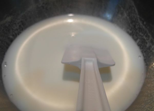 鮮奶和砂糖混合放入鍋中小火將糖溶化攪伴至没有砂糖顆粒.