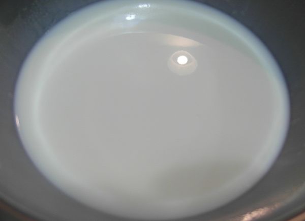 將作法1之吉利片放入作法2鍋內攪伴至溶化後, 熄火, 將鮮奶油加入拌勻置涼.