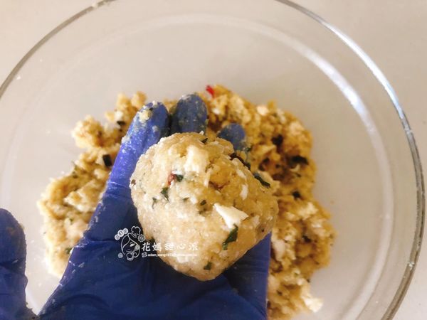 取適量乳酪絲包入揉成小糰(此步驟乳酪絲不包含在食譜中)