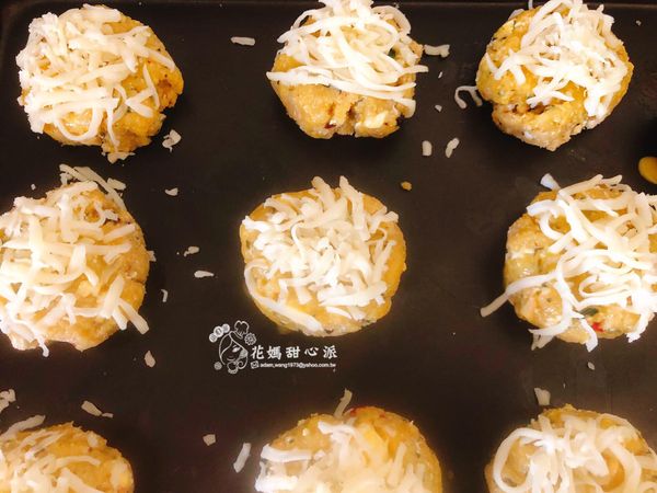 放入烤盤中輕壓成圓扁狀
表面刷上蛋黃液再擺些乳酪絲