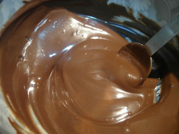 第二天早上將巧克力磚隔水加熱溶化, 趁熱裝入擠花袋,即可做花樣.