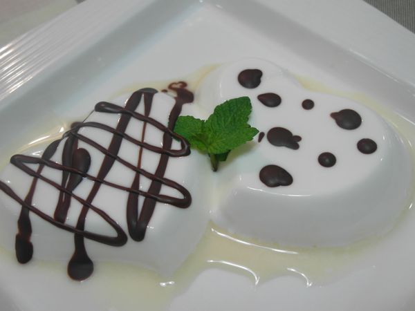 隨性將作法5之"溶化巧克力"在奶酪上做花樣造型, 並滴入威士忌酒, 放入薄荷葉裝飾.