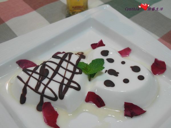 玫瑰花瓣洗淨並灑入盤,即完成.