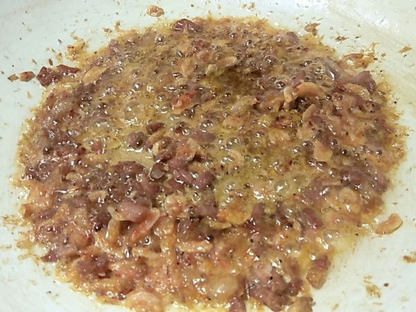 #豬油2湯匙，爆香半碗切碎的臘肉，再加櫻花蝦1/4碗，加少許油蔥酥，再倒入切粗丁的芋梗，拌炒約5分鐘以上。再加入白胡椒粉，鹽，油蔥酥一湯匙，即可熄火備用。

#再來米粉250g+水500g+玉米粉20g拌勻，倒入炒軟的芋梗丁約500g拌勻，加入沸水500g拌勻呈現濃郁卻又不稠即可。