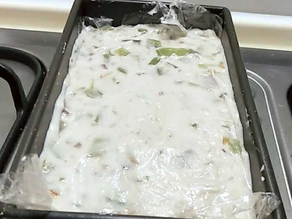 用中型吐司模裝好是9分滿。