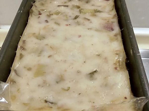 電鍋蒸好，表面薄抹一層油，放涼。