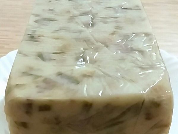 成品 

#電鍋三杯水蒸至按鍵跳起來，再加三杯沸水蒸至按鍵跳起來。悶著約半小時，再取出表面抹薄薄的油。在室溫放至涼透，才入冰箱冷藏。