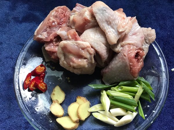 備料：
1.雞切塊
2.薑切片
3.蔥、辣椒斜切段
