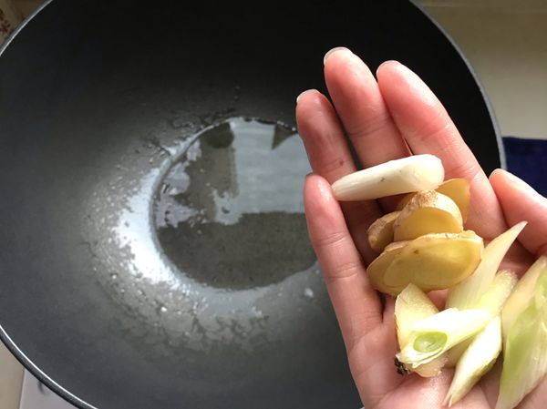 爆香：熱鍋後加油、蔥白及薑片爆香