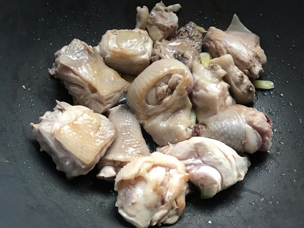 煎：
香氣出來後加入雞塊煎至表面微焦