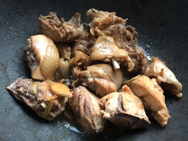 調味+炒：
1.加入醬油、米酒、砂糖炒香上色後轉小火蓋鍋悶煮