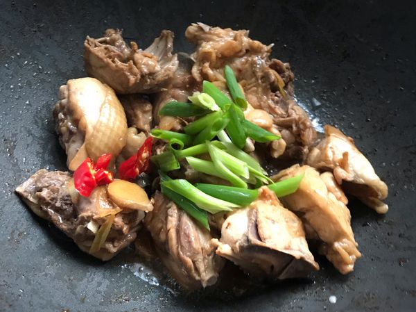 起鍋前加入辣椒及蔥綠部分增加香氣