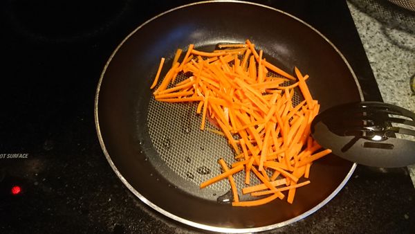 熱鍋熱油，先中小火紅蘿蔔絲稍微炒一下，然後放旁邊。