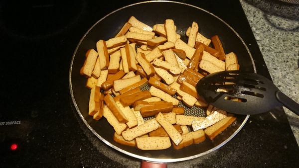 中小火煎豆干，煎到喜歡的程度。