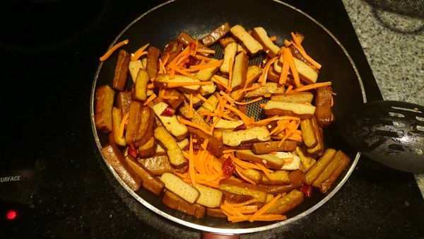 把紅蘿蔔絲加進來一起炒，同時加入辣椒、鹽、糖、胡椒調味。
再加入米酒，因為我用的豆干原本就有味道所以沒有加醬油，如果是用沒調味的豆干就在這個時候加醬油。