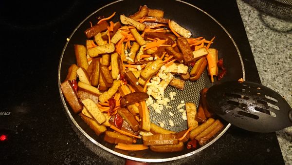 等醬汁被豆干吸乾之後，加入蒜末，拌炒一下。