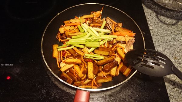 加入芹菜(最後再加比較脆)，繼續炒。