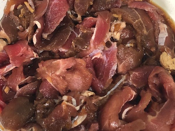 醃肉片
醬油3大匙、米酒1茶匙、胡椒粉1/8匙、薑泥1匙，拌勻後醃入肉片。