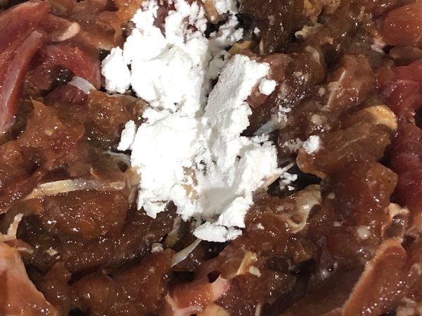 等肉片醃上色後，加入太白粉拌勻備用