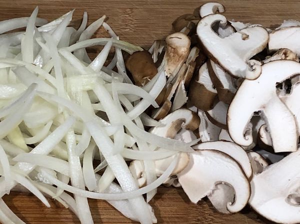 洋蔥切絲
香菇切片備用