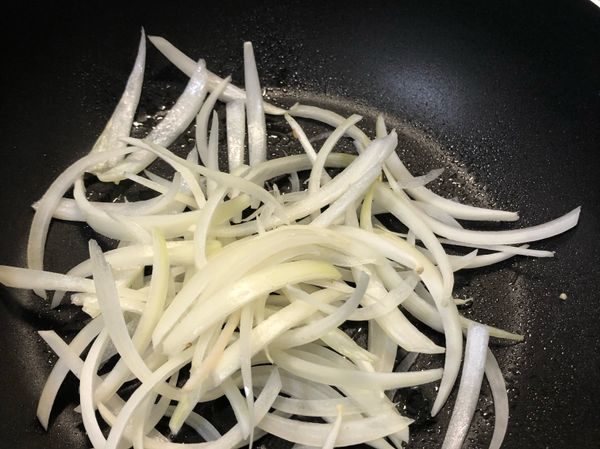 熱鍋加入少許油，炒洋蔥