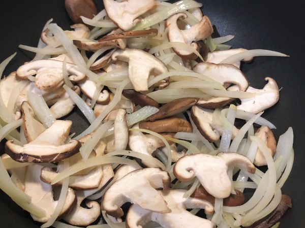 洋蔥炒軟後加入香菇，繼續拌炒至香味出來