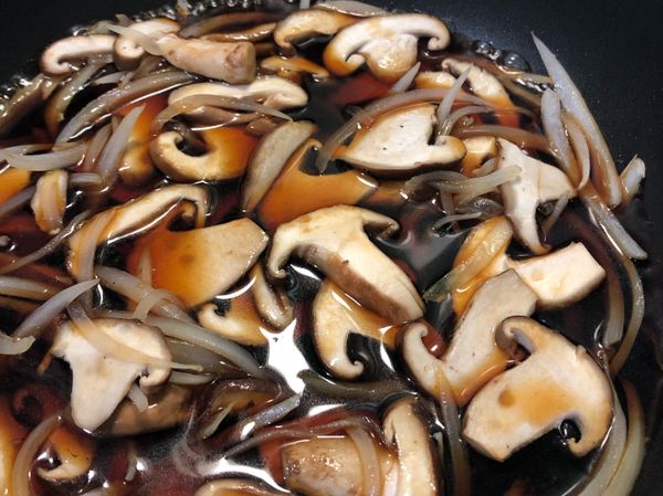 香味出來後加入
醬油3匙、酒1匙、糖1匙及水150cc
煮滾