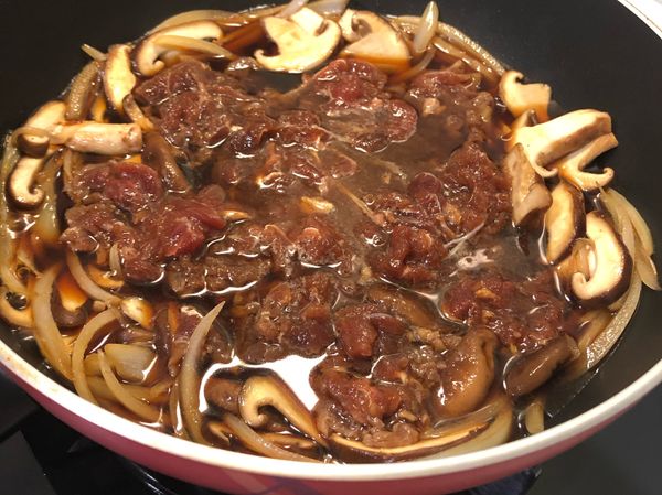 煮滾後加入肉片煮至八分熟