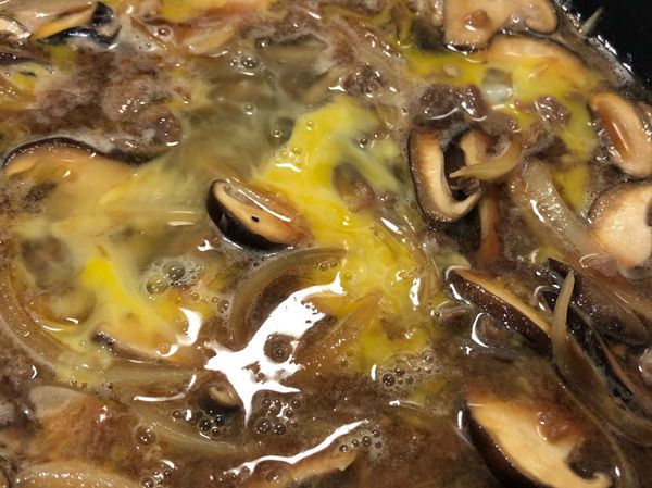 肉片煮約8分熟後倒入蛋液，蓋上鍋蓋，悶煮到蛋液凝固即可