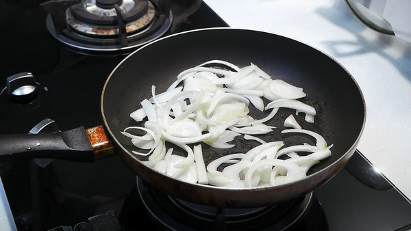 ①開中小火🔥熱鍋
②➕洋蔥絲爆香炒香