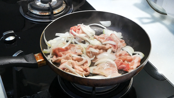 ①➕肉片炒至肉片帶點焦黃色
②➕米酒簡單去腥