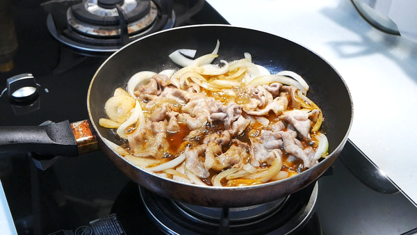 ①➕燒肉醬半碗煮至肉片吃住顏色
(約1~2分鐘)