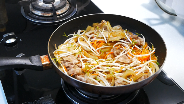 ①➕配菜豆芽菜、紅蘿蔔絲、半碗水後拌勻
②試味道、調整味道，這邊我放砂糖1茶匙後煮至收汁
(想吃辣可加點辣粉系列的調味粉)