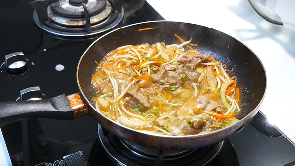 ①煮至差不多的時候，➕太白粉勾芡後
②最後➕蔥花拌炒兩下即可上菜