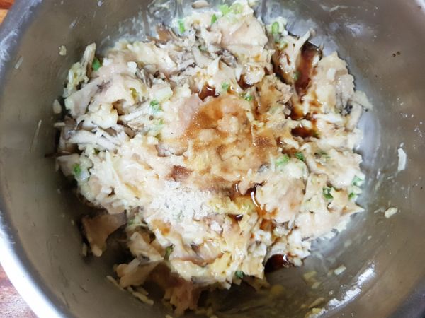 步驟1和2混合，加入麻油一匙、醬油一匙、鹽和白胡椒粉適量後，整個拌勻