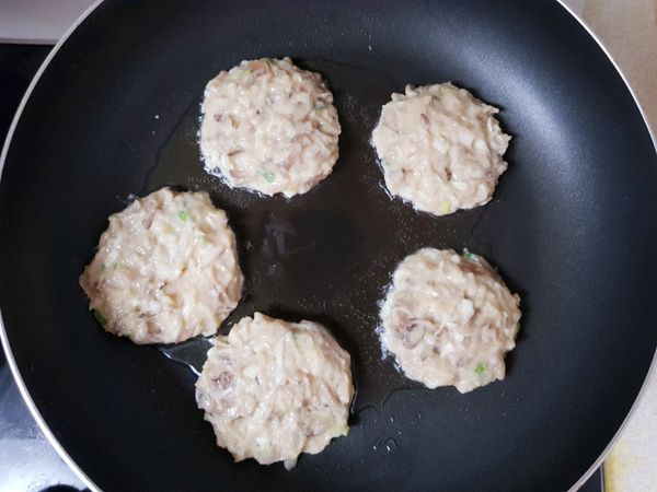 下適量的油開中小火熱鍋，放下雞肉餅，前三分鐘都不要翻動，先煎定型上色