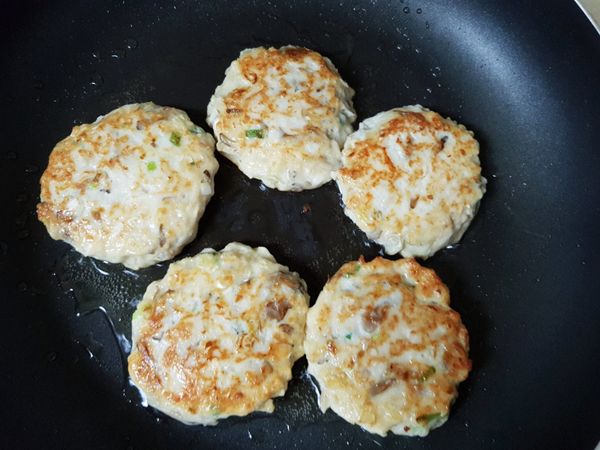 接著兩面都煎到金黃即可